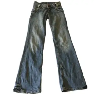 Jätte fina lågmidjade jeans från Lee! Midjemåttet är CA 66 cm och innerbennslängden är ca79cm❤️ jeansen är lite slitna längst ner för har sprättat upp sömen för att få de längre!