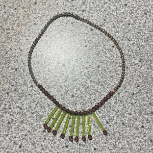 Jamaica-halsband🇯🇲 - Detta halsband köpte jag i jamica /afrika när jag reste!!! Seg var strick förbjudet att killar fick ha de halsbandet!🩷