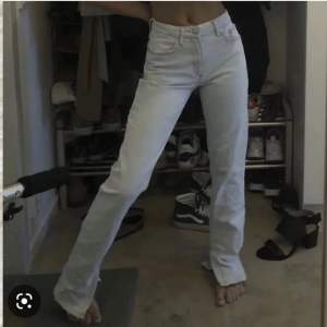 Säljer dessa zara jeans i storlek 34 då dem är för små för mig.💗(första bilden är lånad)💕