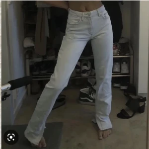 Zara jeans - Säljer dessa zara jeans i storlek 34 då dem är för små för mig.💗(första bilden är lånad)💕