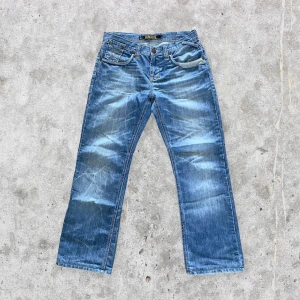 Vintage loosefit Reactive jeans - Distressed vintage loosefit jeans med lite bootcut. Tvär feta och sköna. I superfint skick. Jeansen har blivit uppsydda i längden till storlek 30. Mått: midja 39 cm, längd 100 cm ⭐️