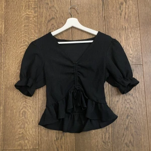 Volangtopp❤️‍🔥 - Så söt volangtopp från bikbok i jättebra skick!!💓 dragskon i mitten går att justera💘