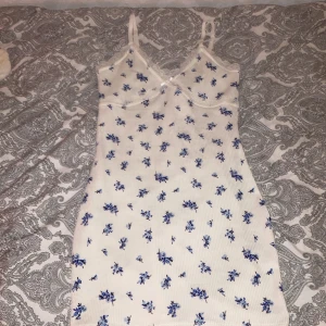 Jätte fin sommarklänning - Säljer denna klänningen då jag inte använder den mer, endast bärd 2 ggr🩷Den har spets runt om på toppen av klänningen