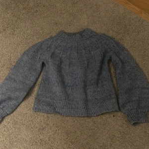 Stickad tröja  - Jättefin turkos stickad tröja inte nopprig alls men inte min stil därför säljer ja