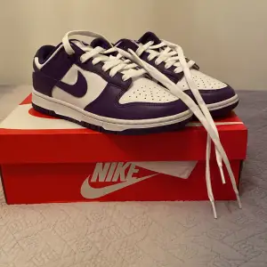 Säljer dessa fina Nike dunk low court purple eftersom jag behöver pengar. Jag har använt dem 1 gång så de är så gott som nya. Nypris 1400 kr, jag har kvittot kvar! Ställ gärna frågor om du undrar något.