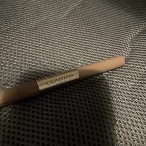 clarins ögonbrynsliner  - endast testad i färgen tawny blond