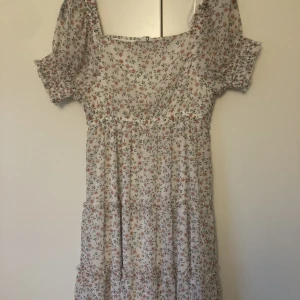 Sommarklänning  - Säljer denna superfina lite längre sommarklänningen då den inte riktigt passar mig ❣️ endast använd en gång så i nyskick 🙌 storlek 164 men passar som en S skulle jag säga