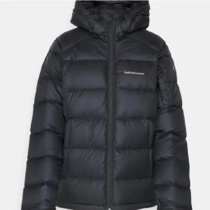 Peak performance vinter jacka - Säljer då jag vill ha en ny jacka, storlek 160 men passar xs, en pytte liten reva bak på ryggen (se bild tre) men annars är den i fint skick, skriv vid intresse eller frågor, säljer endast via köp nu för en trygg affär💞!ny annons med gratis frankt finns!