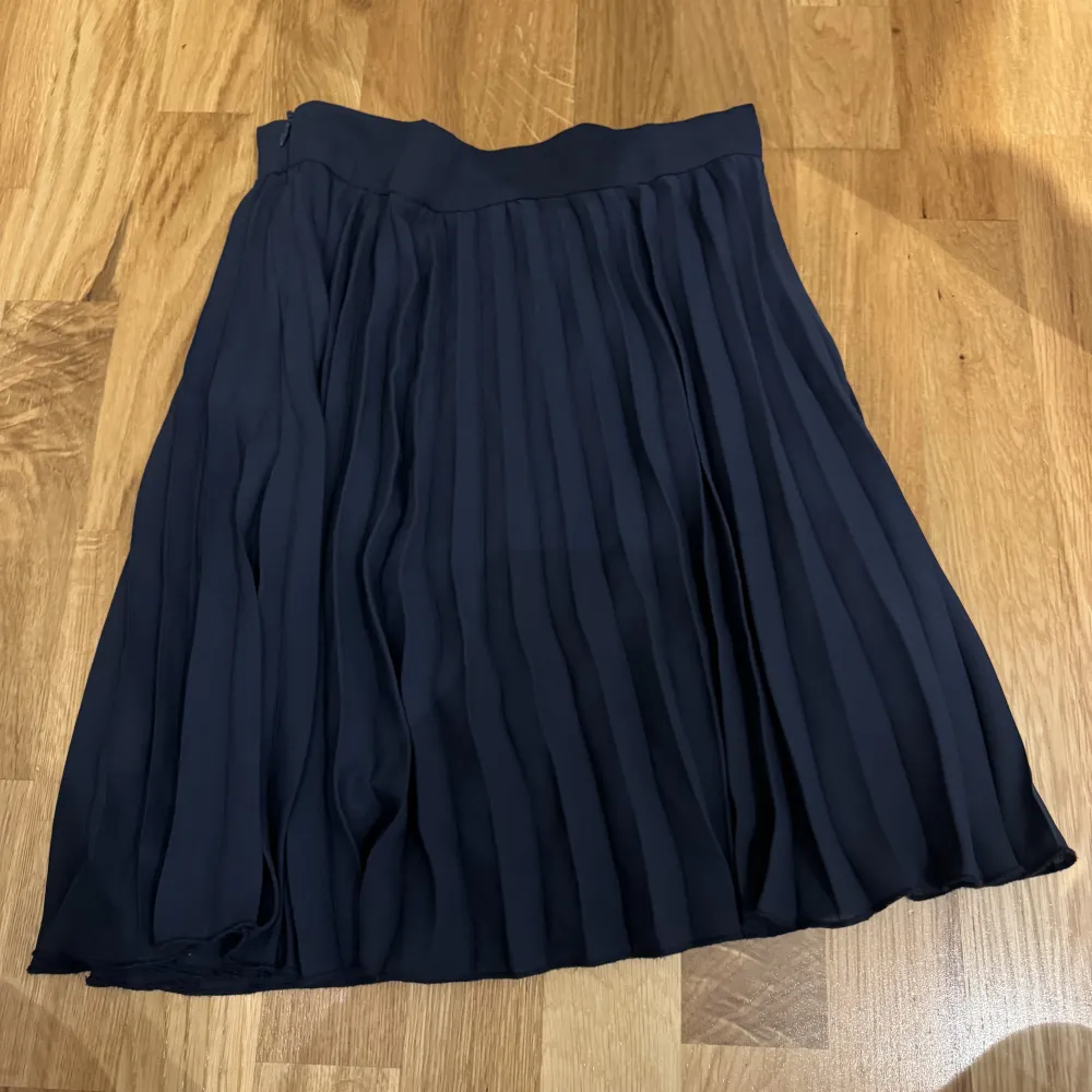 Super snygg veckad kjol i marinblått  Storlek xs  Använd 1 gång . Kjolar.