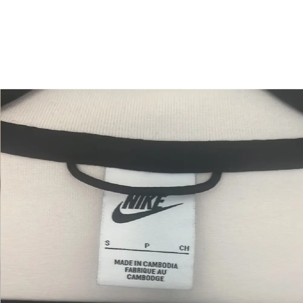 Nike tech fleece vit äkta såklart och kvitto finns, köpt på stadium, den är inte använd så mycket därför säljs den och är bra skick. Hoodies.