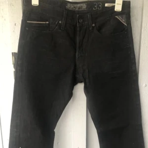 Replay Jeans - Nu säljer jag dess snygga Replay jeansen åt min bror. storlek: 33. Nypris: 1600 mitt pris: 350 skick 8/10 Om funderingar är det bara att fråga. Priset sitter inte i sten