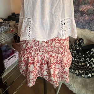 Blommig Kjol - Fin blommig kjol! Köpt i spanien och knappt använd! Väldigt stretchig så passar både en S och M! 