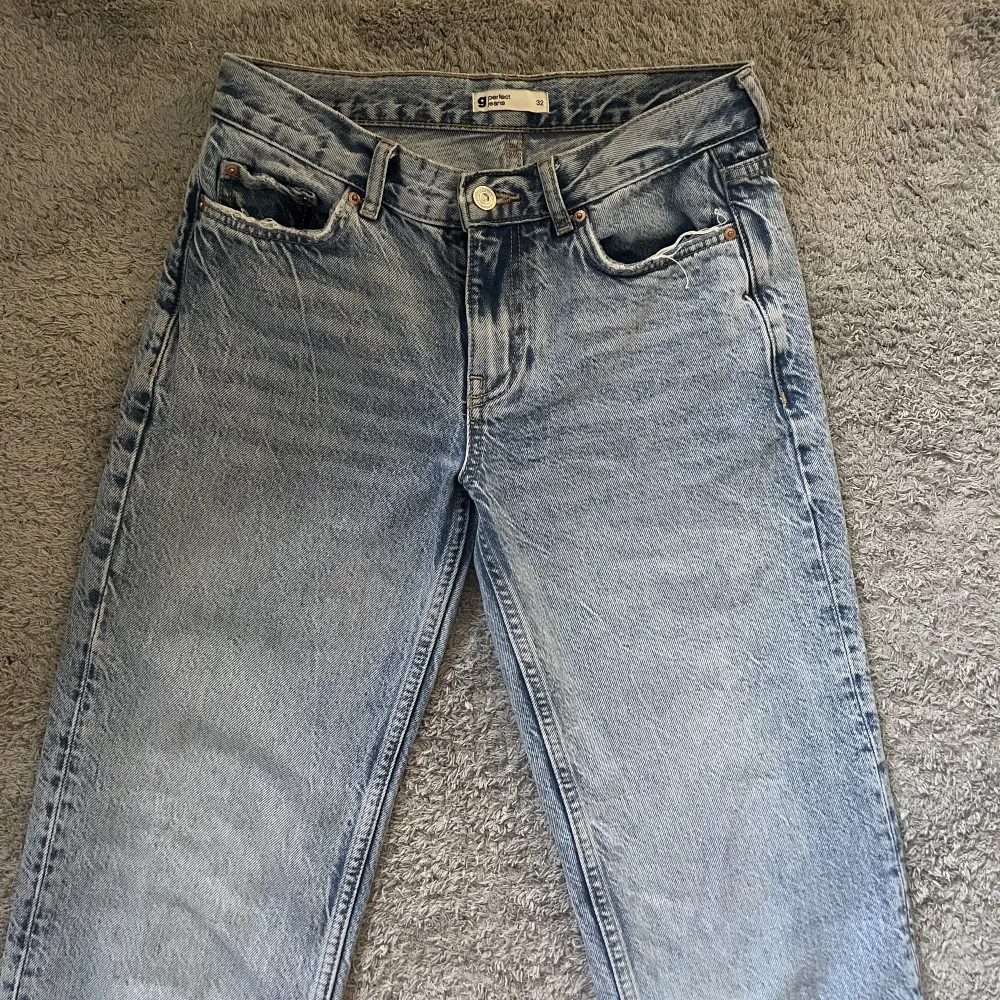 Fina jeans från Gina tricot, säljer då de tyvärr är försmå. Nypris 500💞. Jeans & Byxor.