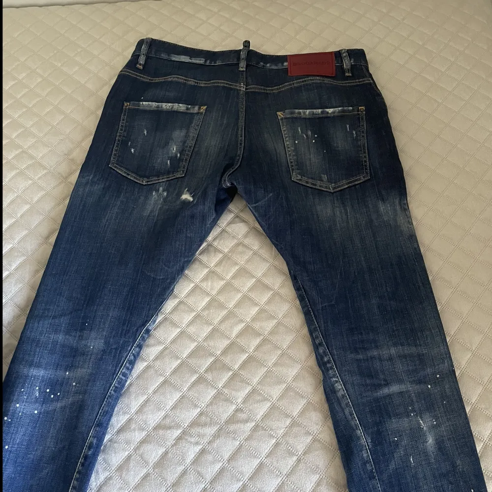 Dsquared Jeans säljs, tyvärr passar mig inte längre.  Storlek - 50 Köpt i Göteborg ( Trelupi ), vid mer info så är det bara att skriva.. Jeans & Byxor.