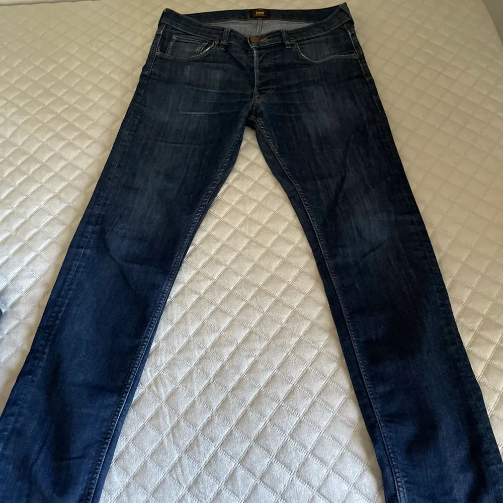 Tjena säljer ett par riktigt snygga Lee jeans pga för små på mig.  Storlek - Midja: 32 & Längd: 32. Jeans & Byxor.
