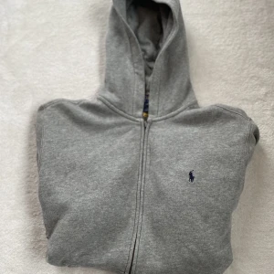 Ralph Lauren Cotton Blend Fleece Hoddie Grå junior  - Säljer en Ralph lauren zip i färgen grå. Juniorstorlek L (14-16 år).
