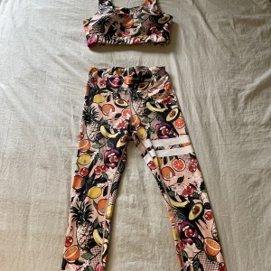 Stronger set  - Stronger matchande topp och tights. Nyköpta och knappt använda:) M i toppen och S i byxorna. Kommer tillsammans men kan även köpas var för sig. Pris kan diskuteras:) Fri frakt!!!
