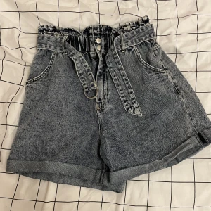 Highwaist shorts - Högmidjade shorts i storlek 38. Har använts en gång. I bra skick. Med jeans bälte