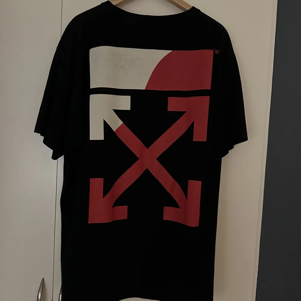 Off White t-shirt, köptes på Selfridges i London 2019. Kvitto finns. Använd. Köptes för 2800kr. Storlek M sitter som L/XL. Skriv privat för fler bilder+kvitto. . T-shirts.