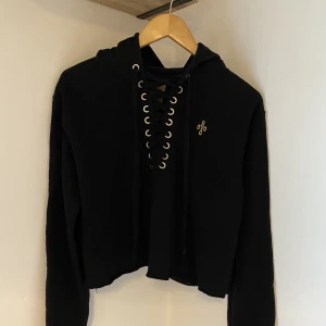 OVO cropped hoodie, XS - Märke: OVO Skick: mycket fint! Hoodie med luva.  Storlek: XS  Köpt på flagship store i Los Angeles
