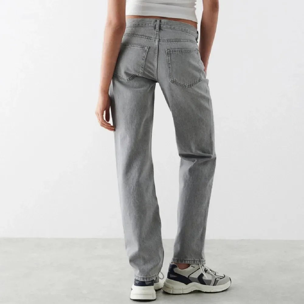 Säljer dessa gråa jeans från ginatricot💕. Jeans & Byxor.