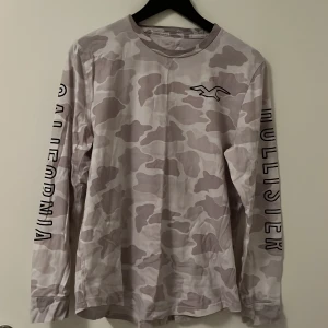 Hollister tröja för herr i strl. M - Tröjan har blivit använd flera gånger men fortfarande i bra skick 