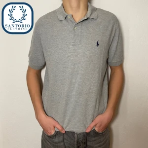 Ralph Lauren Piké - Grå - Riktigt fet grå Ralph Lauren piké i 9/10 skick! Storleken är M men passar L. Nypris ca: 1200kr Skriv vid frågor eller funderingar🤙