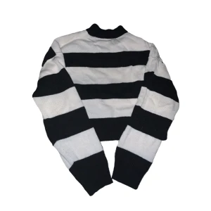 Randig tröja - Fin randig tröja i bra skick perfekt till i vinter🖤🤍