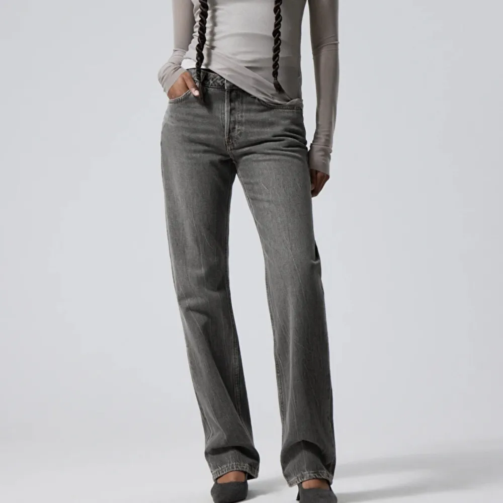 Super fina grå jeans i modellen Pin mid straight från Weekday, i storlek 28/34. Säljer pågrund utav att de inte passar mig. Fint skick och använda fåtal gånger. Ordinarie pris 590kr.. Jeans & Byxor.