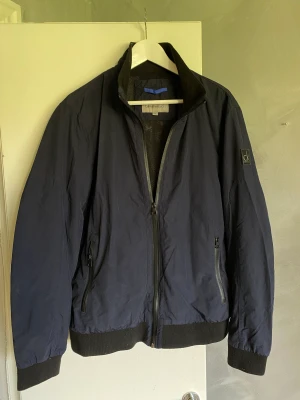 Calvin Klein jacka  - Säljer nu min höst/vår jacka pga att jag inte passar den längre. Är storlek XL och köpte den för 1799kr