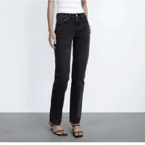 Zara jeans  - Snygga zara mid Rise straight leg jeans i en mörkgrå färg 💞 Kommer inte till användning längre. Använda men fortfarande fint skick. Passar bra på mig som är ca 170! Skriv för intresse, fler bilder m.m 🤩