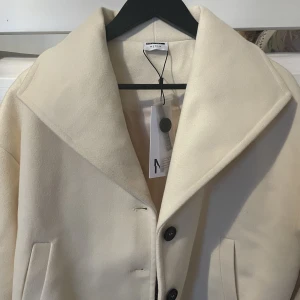 Beige kappa - Beige kappa från Noisy May i strl S. Original pris: 700kr aldrig använd är helt nya. Säljer för 500kr.