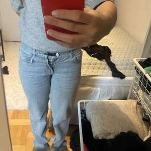 Säljer dessa jättesnygga low waist jeans från ginatricot eftersom de blivit för små på mig, väldigt bra skick! 🌟