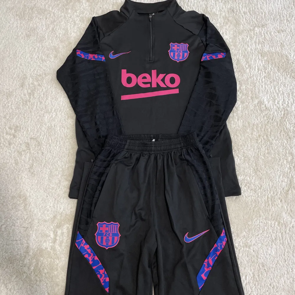 Hej! Jag har en fantastisk Barcelona dress till försäljning, endast 900 kr. Jag köpte den på Facebook, men nu säljer jag den eftersom jag har ändrat stil. Ett utmärkt tillfälle att få den här snygga dressen till ett bra pris!. Hoodies.