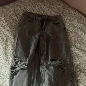 Gråa jeans  - Dom är u jättebra sick då jag aldrig använt dem. Dom är i läng 1,65
