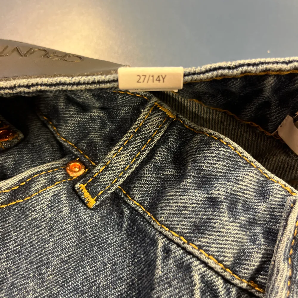 Säljer ett par grunt jeans i storlek 27 waist 14 år! Dem är helt oanvända så i bra skick! Säljer den pga att jag önskade mig en annan modell då jag fick dem i present! Modellen är street loose ouroganic, säljer ett par för 600 båda för 1000. Jeans & Byxor.