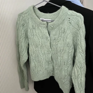 Stickad kofta  - Säljer denna stickade kofta från zara då jag aldrig använder den 
