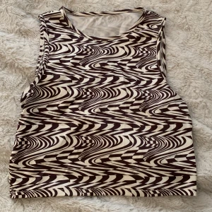 Mönstrad topp - Mönstrad topp i brun och vit