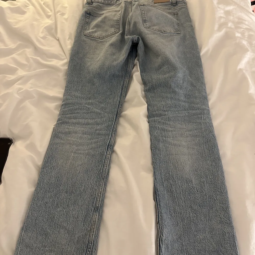 säljer mina supersnygga lågmidjade jeans från pull and bear då de är för stora för mig. jag har användt de en del men inga skador, liten i storleken.. Jeans & Byxor.