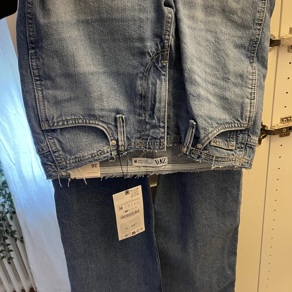 Säljer dessa snygga och populära jeansen då den storleken inte passade mig! Helt oanvända endast testade. Älskar dessa jeans använder hela tiden (i en annan storlek)!💓 Nypris 399!. Jeans & Byxor.