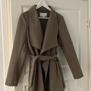 Kappa  - Jätte fin kappa från VILA, perfekt nu mot våren då den inte är så himla tjock. Prislappen borttagen men helt oanvänd. 🥰