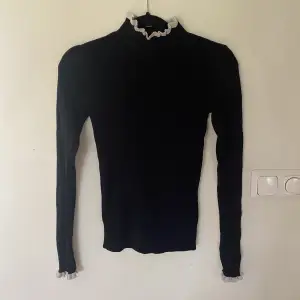 Fin svart långärmad tröja från H&M med en vit krage. 💞