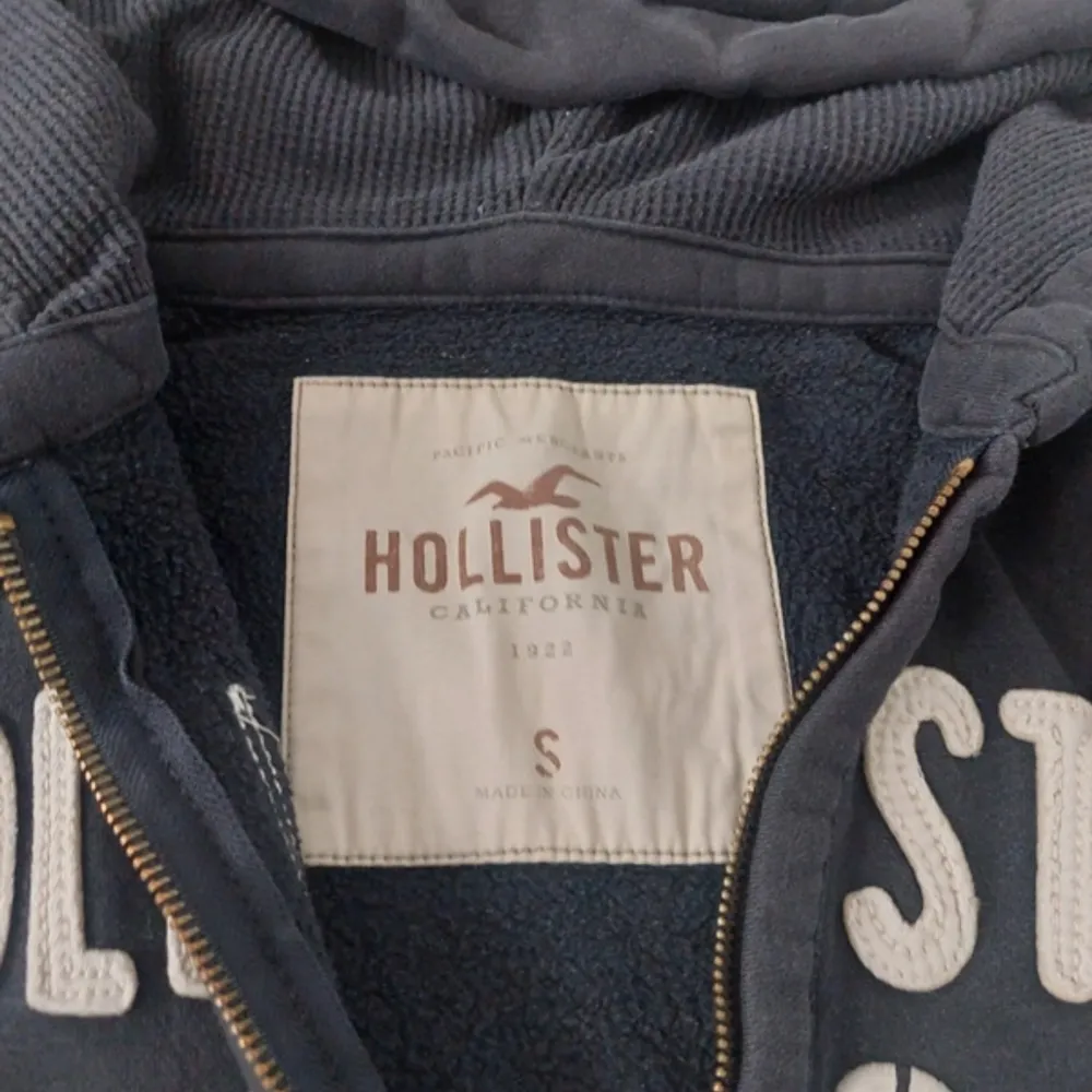 säljer denna sååå fina hollister zip up hoodien med tryck på framsidan (som man ser på bilden) 😍 perfekt till vintern då den är ganska tjock 💕inga defekter eller tecken på användning 💕 använd gärna köp nu‼️. Hoodies.