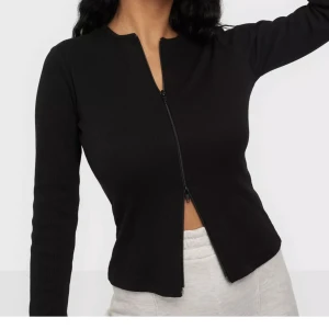 Kofta med zip - Kofta med Zip. Köpt för 320, använd endast en gång Går att ha på olika sätt, ärmarna har en slits längst ner