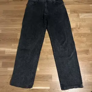 Svartgrå Woodbird Leroy jeans. Knappt använda, utmärkt skick 9/10. Storlek 32/32. Nypris 899kr. Skicka för intresse och frågor.