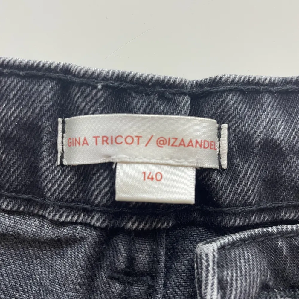 Supersnygga svarta jeansshorts från Gina tricot. Ett samarbete med Iza and Elle. Rätt säker på att dom inte finns på hemsidan längre💓Stor i storleken, passar mig som är 160! Pris kan diskuteras💓💓. Shorts.