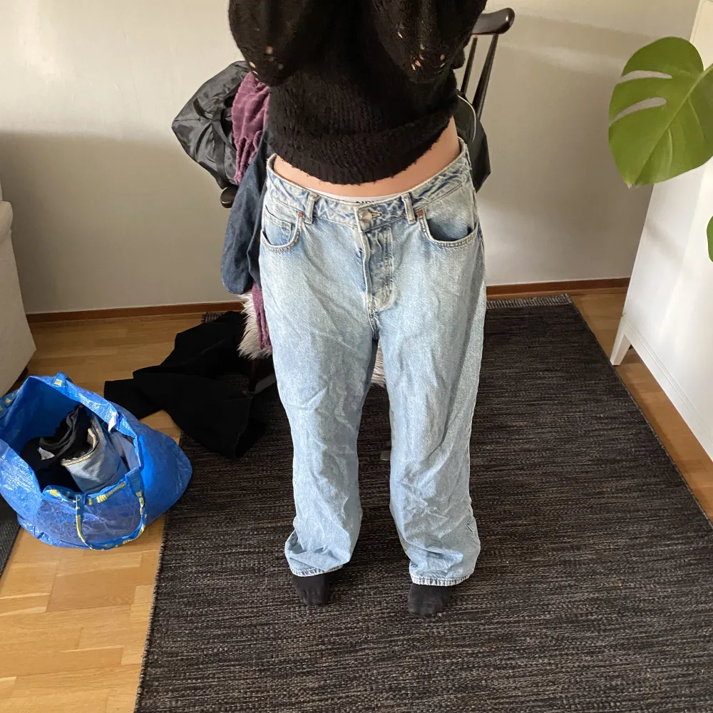 Ett par baggy jeans som inte kommer till användning! Hon på bilden är 168 som jämförelse!. Jeans & Byxor.