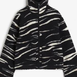 Teddyjacka - Säljer denna coola teddyjackan i zebramönster🦓🦓💕