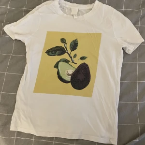 Avokado t-shirt - Super fin t-shirt med tryck! 💚 är i mycket bra skick, säljer p.g.a den inte kommer till användning💞 om du har frågor besvarar jag dem jätte gärna privat💘 