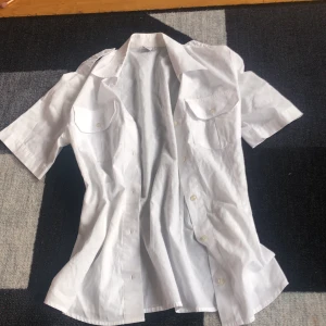 Kortärmad skjorta  - Kortärmad skjorta i storlek S. Vet inte vart den är ifrån. Jätte fin på hösten